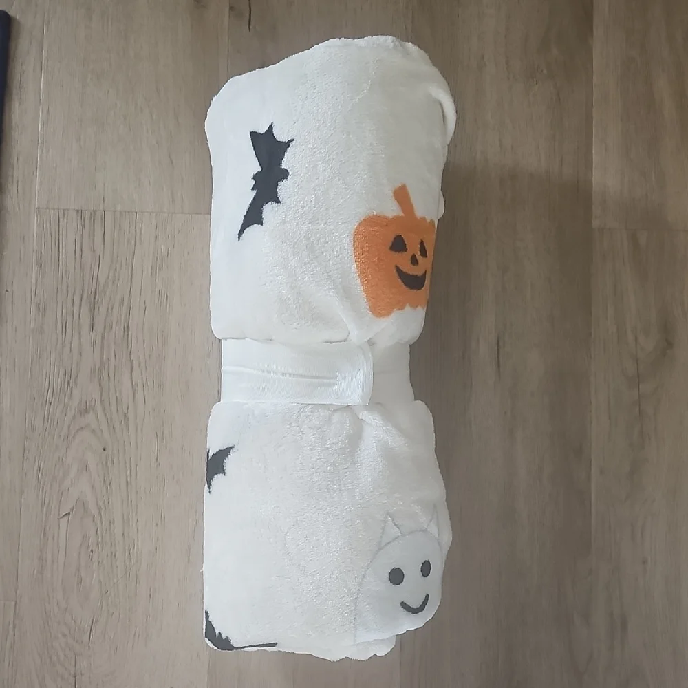 New Spooky Town Cozy Halloween Ghost Bat and Pumpkin Throw Blanket